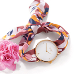 560003 blanche porte une montre foulard.jpg