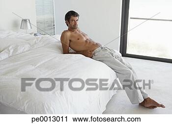 homme-reposer-lit_%7epe0013011.jpg