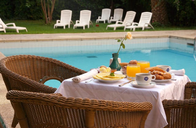 MARRMER-petit-dejeuner-terrasse-piscine.jpg